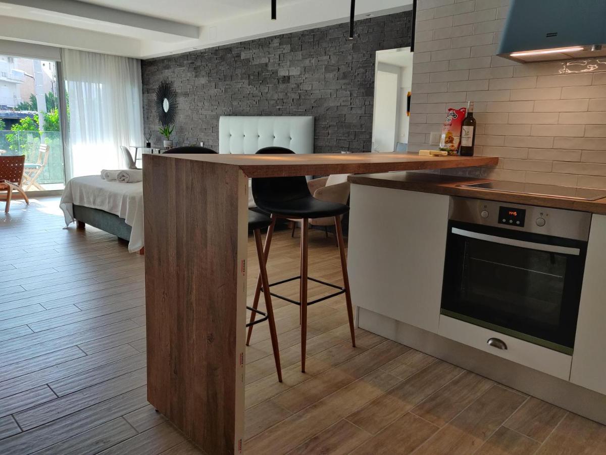Sunny New Lovely Apartment 60 Meters From The Metro Atina Dış mekan fotoğraf